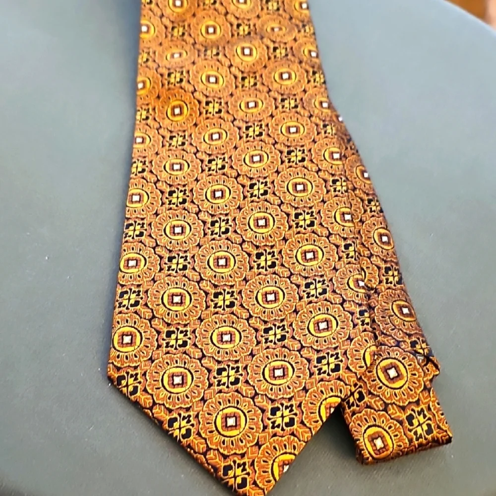 Elegant Gold And Black Patterned Men's Tie. By SETAZONE‎ 100% SILK.